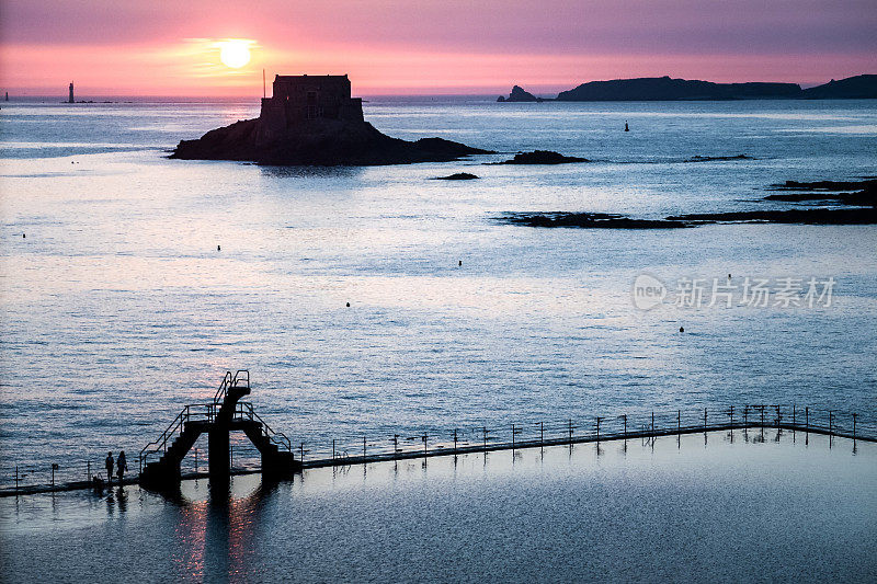 小B ?城堡和海水池日落，圣马洛